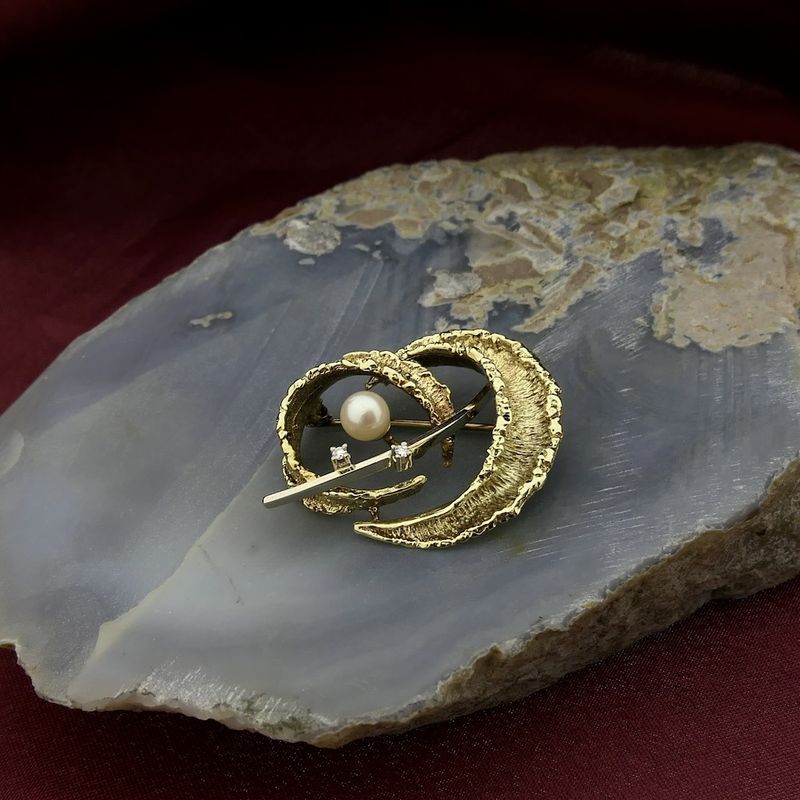 Image 9 of Two-tone gold brooch with pearl and diamonds