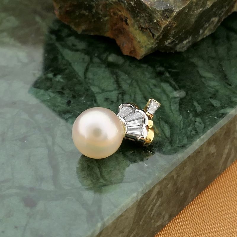 Image 9 of Gold pendant with pearl and diamond 0.24 ct.