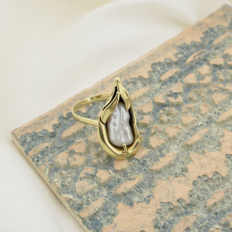 Image 7 of Gold ring with baroque pearl