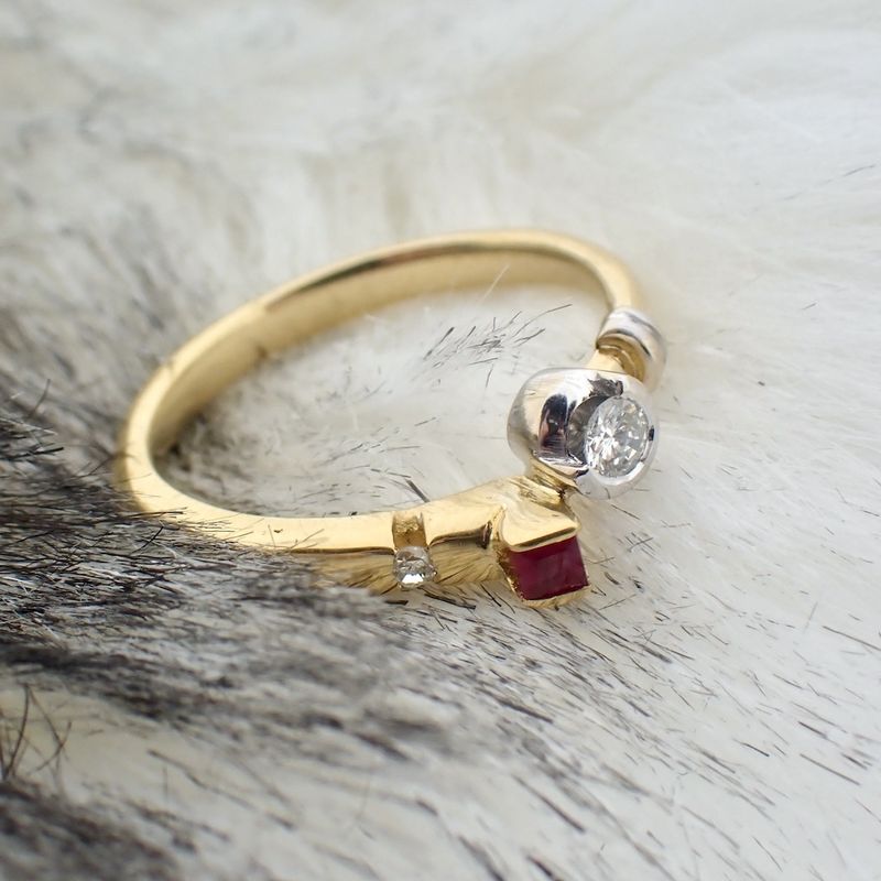 Image 6 of 18K Gold Ring with Ruby and Diamond | 0.07 ct.