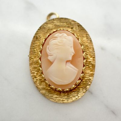 Image 2 of Vintage 18 carat gold brooch/pendant with cameo.
