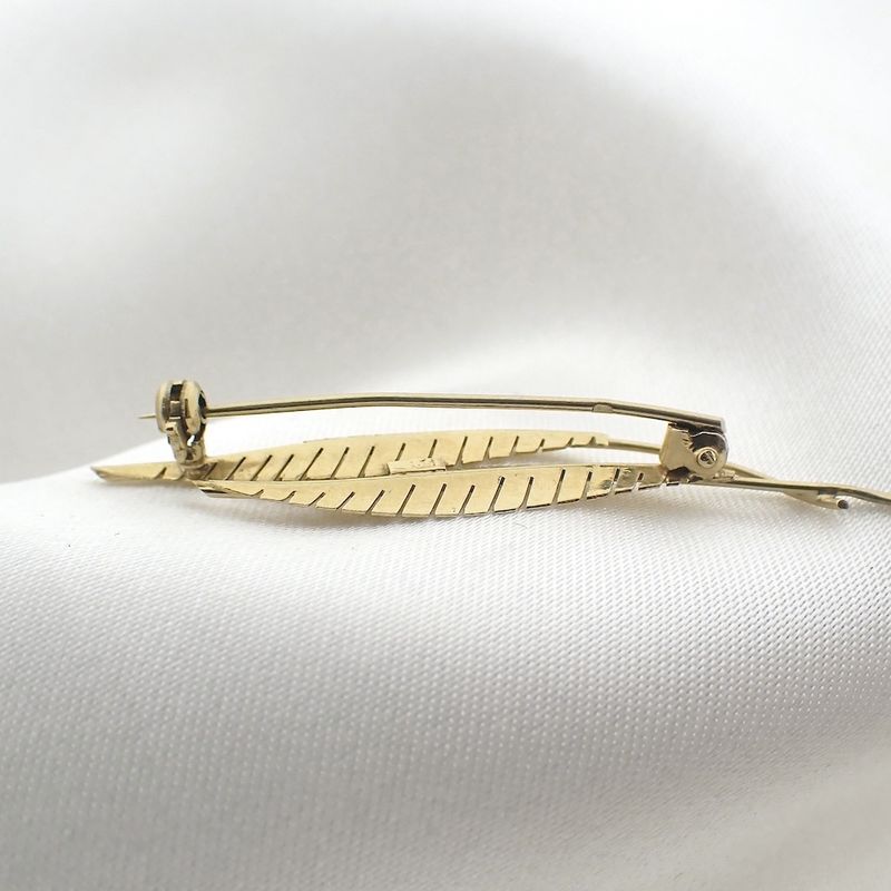 Image 5 of Gold brooch with two feathers