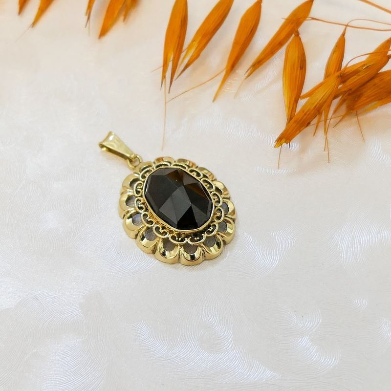 Image 2 of Vintage gold pendant with garnet