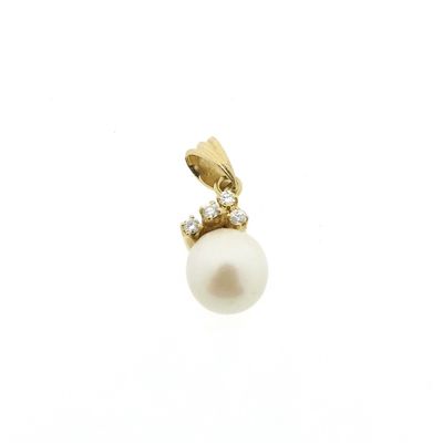 Image 1 of Gold pendant with pearl and diamond | 0.04 ct.