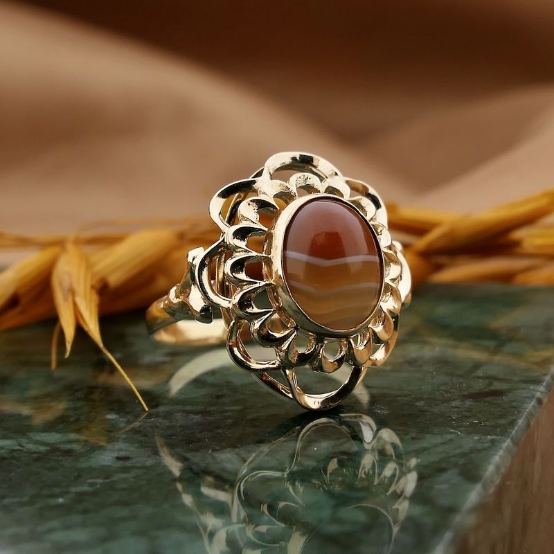 Image 9 of Vintage gold ring with bandagate