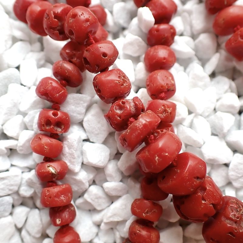 Image 4 of Coarse red coral necklace with gold clasp; Antique/Vintage | 46 cm