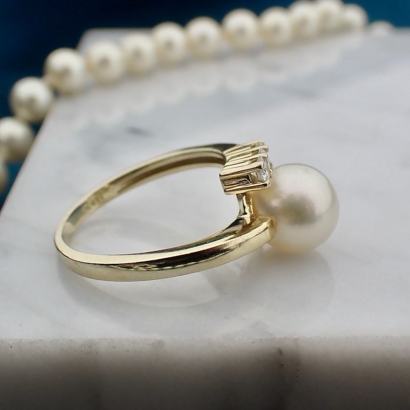 Image 7 of Gold ring with pearl and diamonds | 0.21 ct.