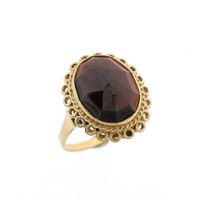 Gold ring with garnet stone | Vintage
