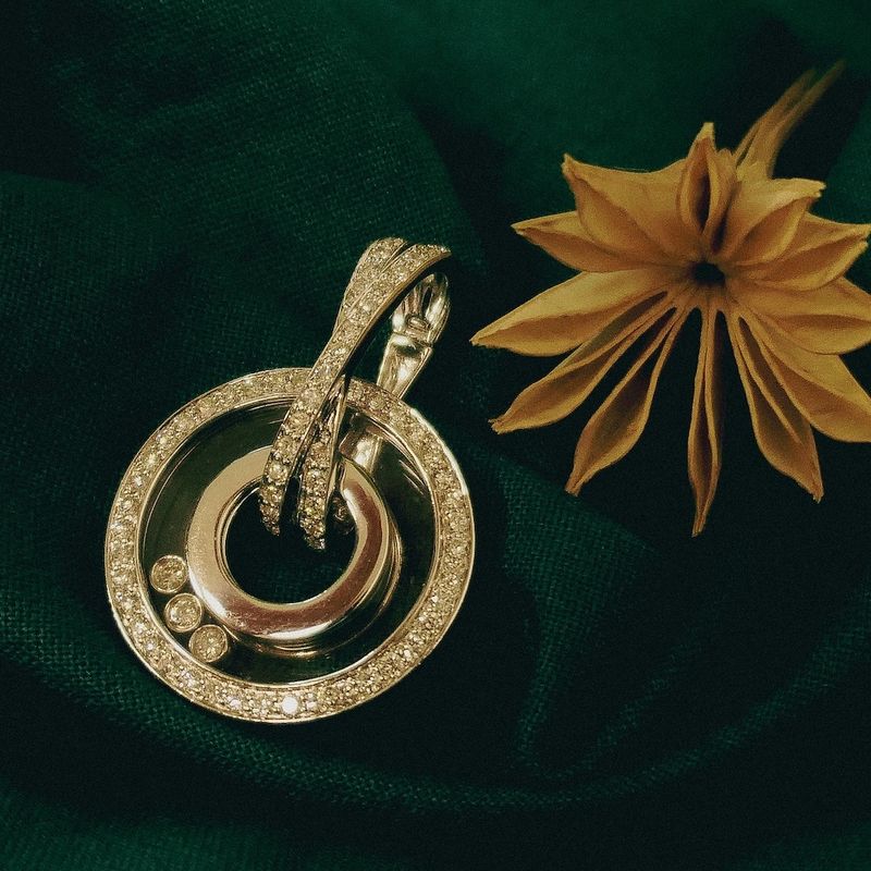 Image 11 of White gold pendant with diamonds