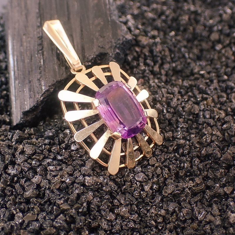 Image 8 of Gold pendant with large amethyst