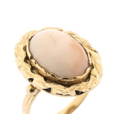 Gold ring set with angel skin coral Image 2 of Gold ring set with angel skin coral