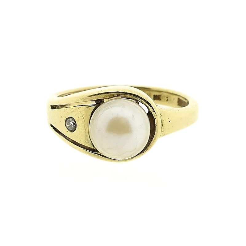 Image 3 of Gold ring with pearl and diamond; 0.01 ct.