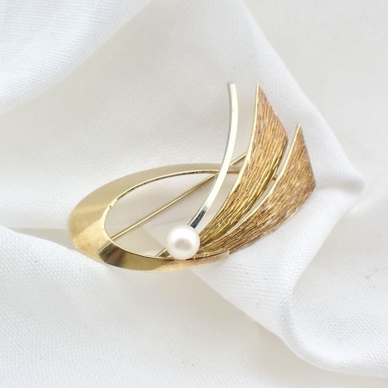 Image 4 of Two-tone gold brooch with pearl