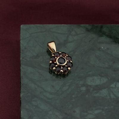Image 2 of Vintage gold pendant with garnet