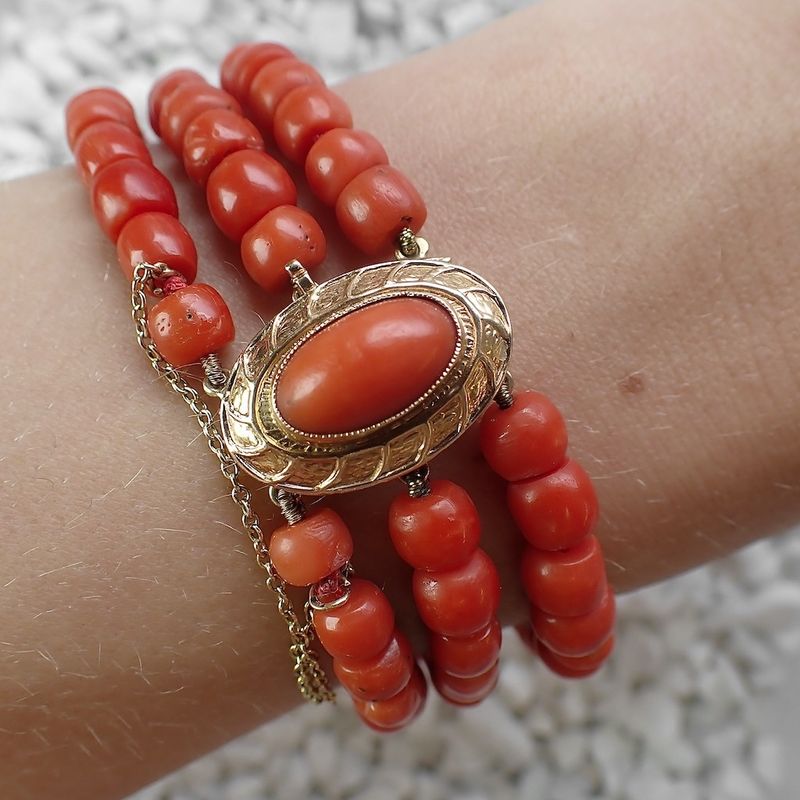 Image 4 of Red coral beads bracelet with gold clasp; Antique | Ø 64mm