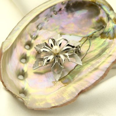 8 Ct. floral brooch with pearl Image 2 of 8 Ct. floral brooch with pearl