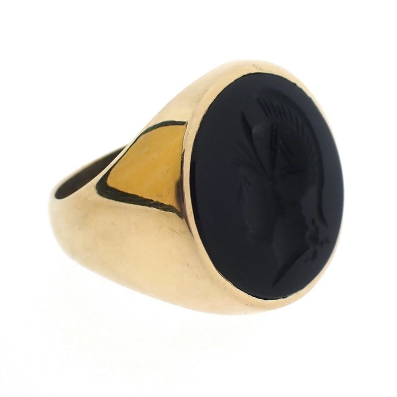 Image 3 of Gold signet ring with onyx stone | engraved with a Roman soldier