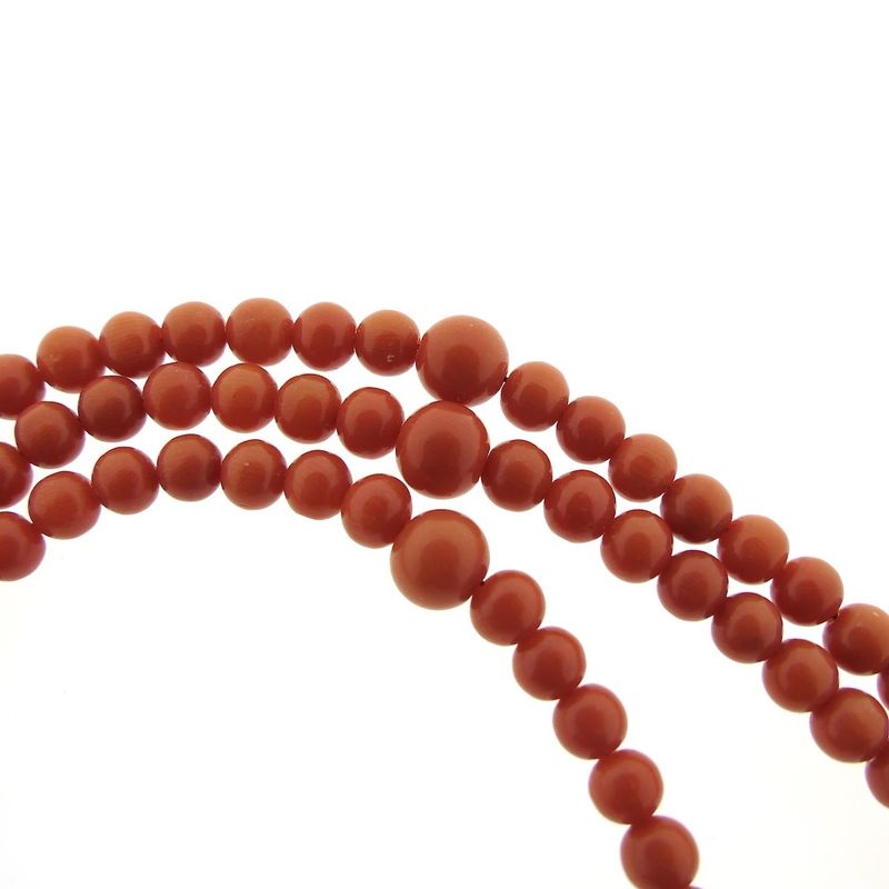 Image 6 of Blood coral bead necklace with gold clasp; Antique | 45 cm