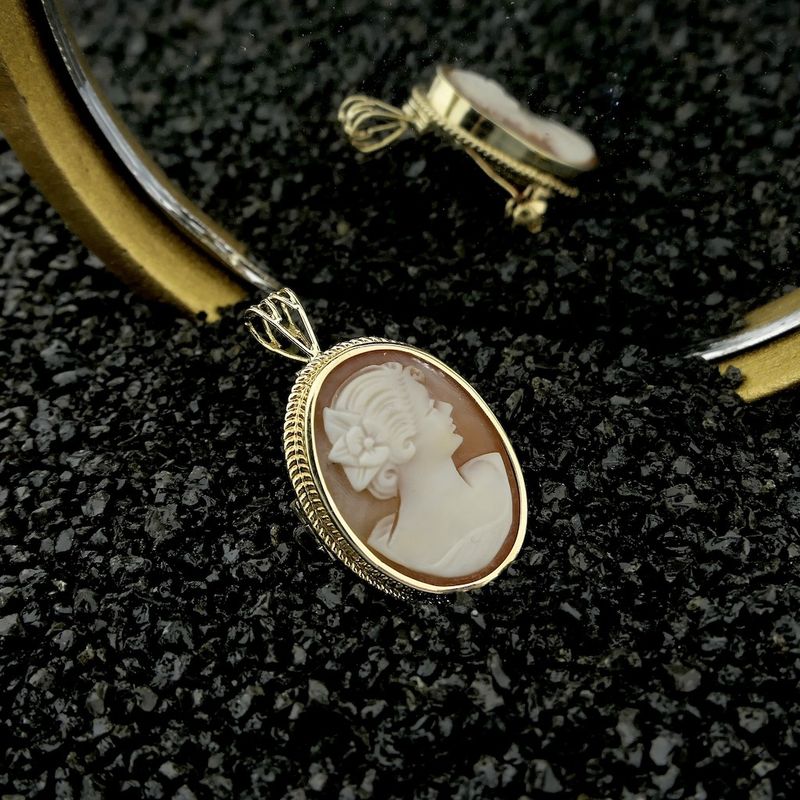 Image 12 of Gold brooch/pendant with cameo