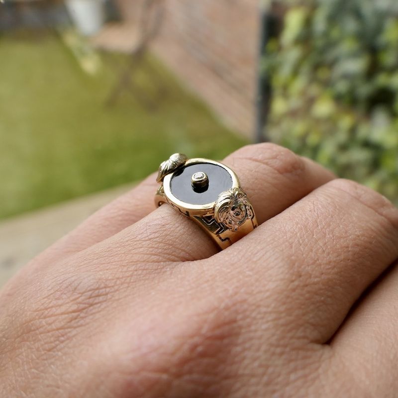 Image 12 of 18-karat gold men's signet ring with onyx and diamond | 0.025 ct.