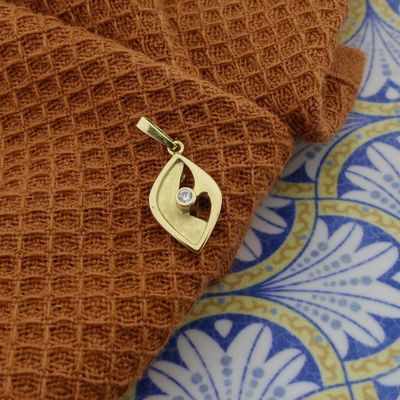 Gold pendant with zirconia. Image 2 of Gold pendant with zirconia.