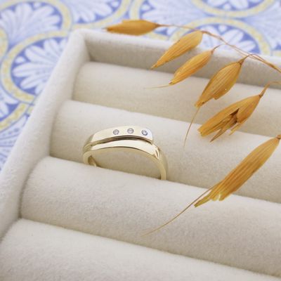 Image 2 of Gold ring with diamond; 0.015 ct.