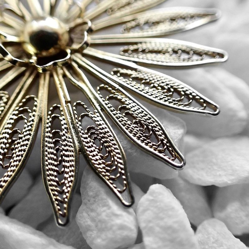 Image 5 of Gold brooch as a flower | Vintage