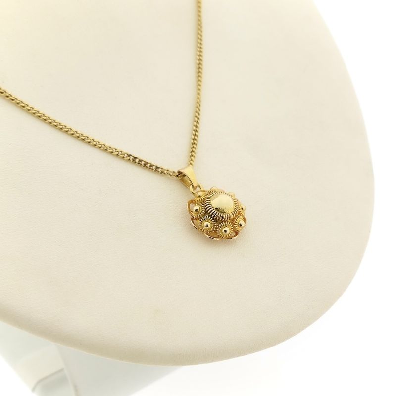 Image 12 of Gold pendant of a Zeeland button