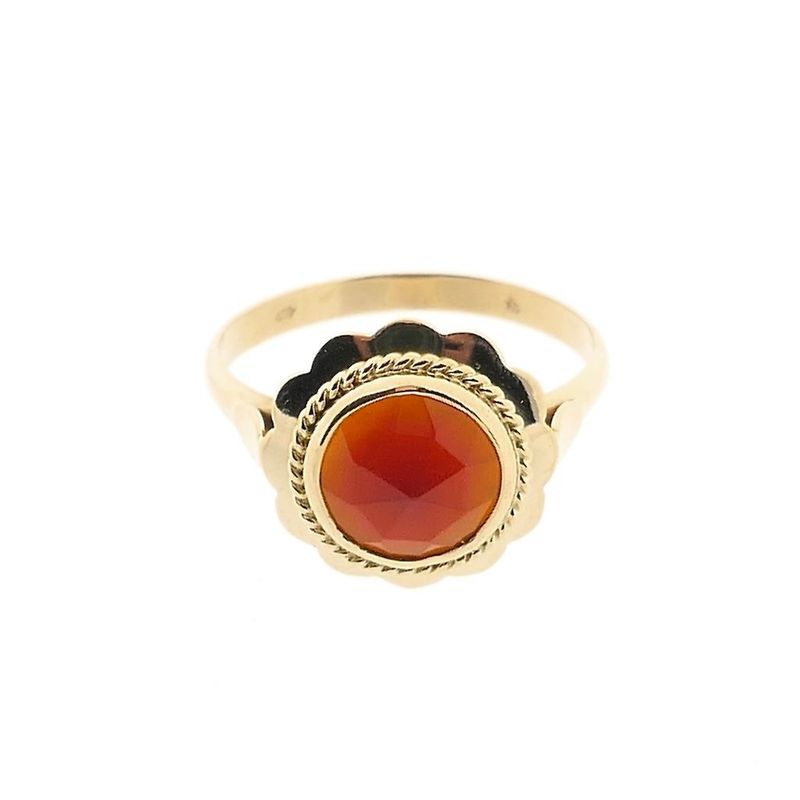Image 3 of Vintage gold ring with carnelian
