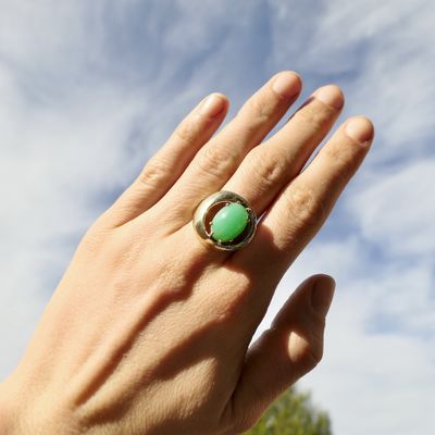 Image 2 of Gold ring with chrysoprase.