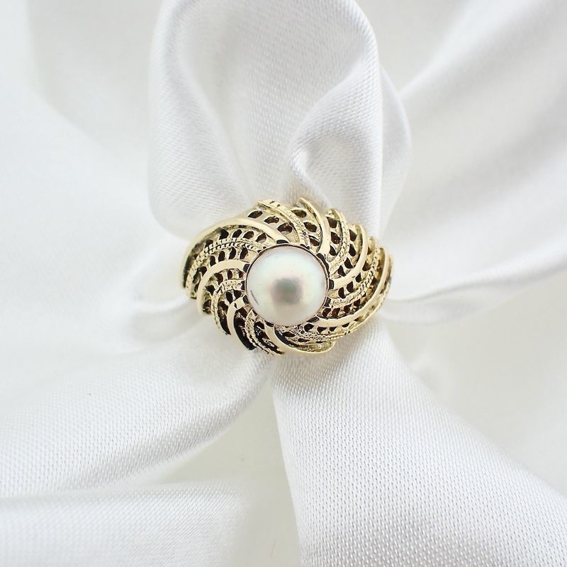 Image 2 of Vintage gold ring with pearl