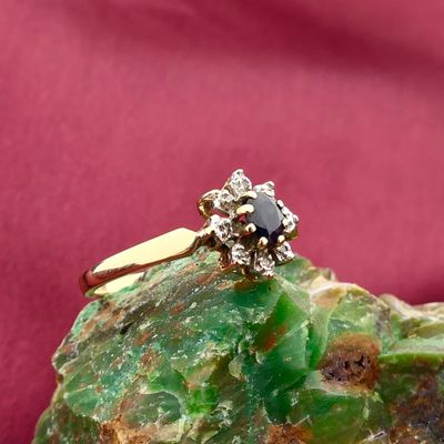 Afbeelding 2 van Gouden ring met saffier en diamant; 0,04 ct.