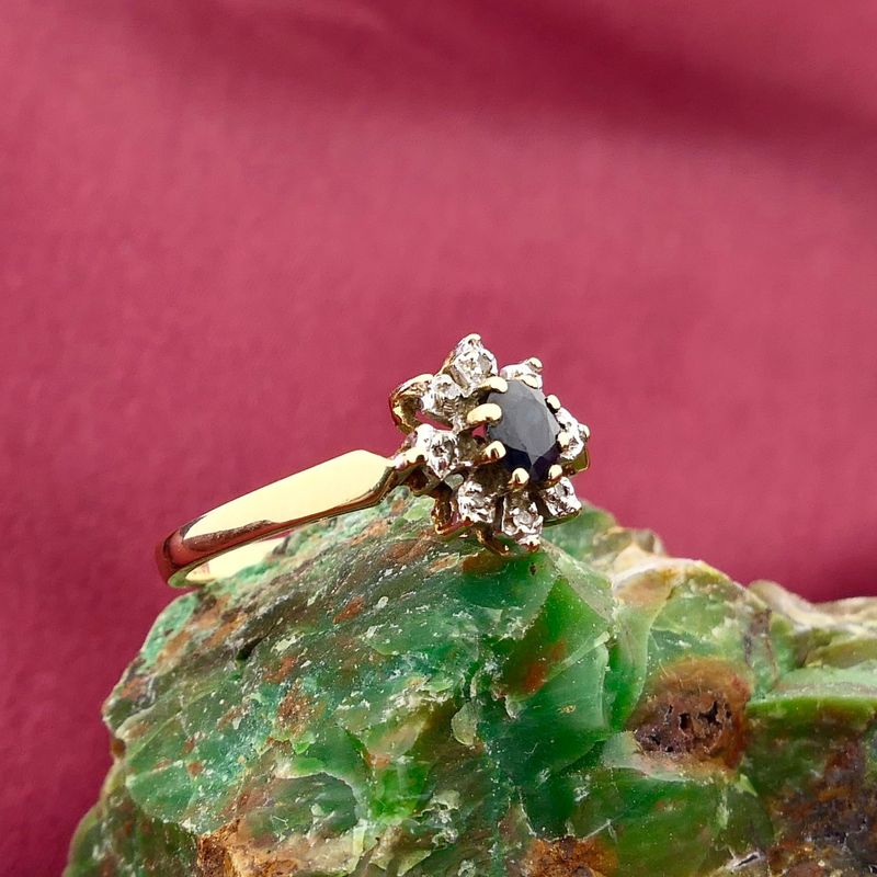 Afbeelding 2 van Gouden ring met saffier en diamant; 0,04 ct.