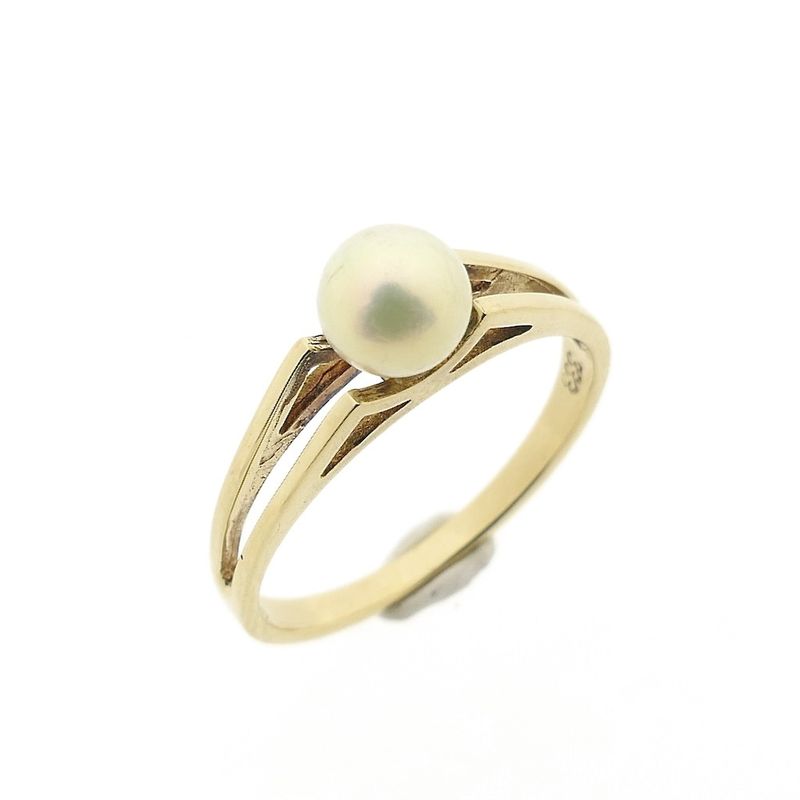 Image 1 of 8 carat ring with pearl