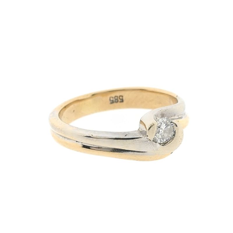 Image 4 of Gold ring with diamond; 0.10 ct.