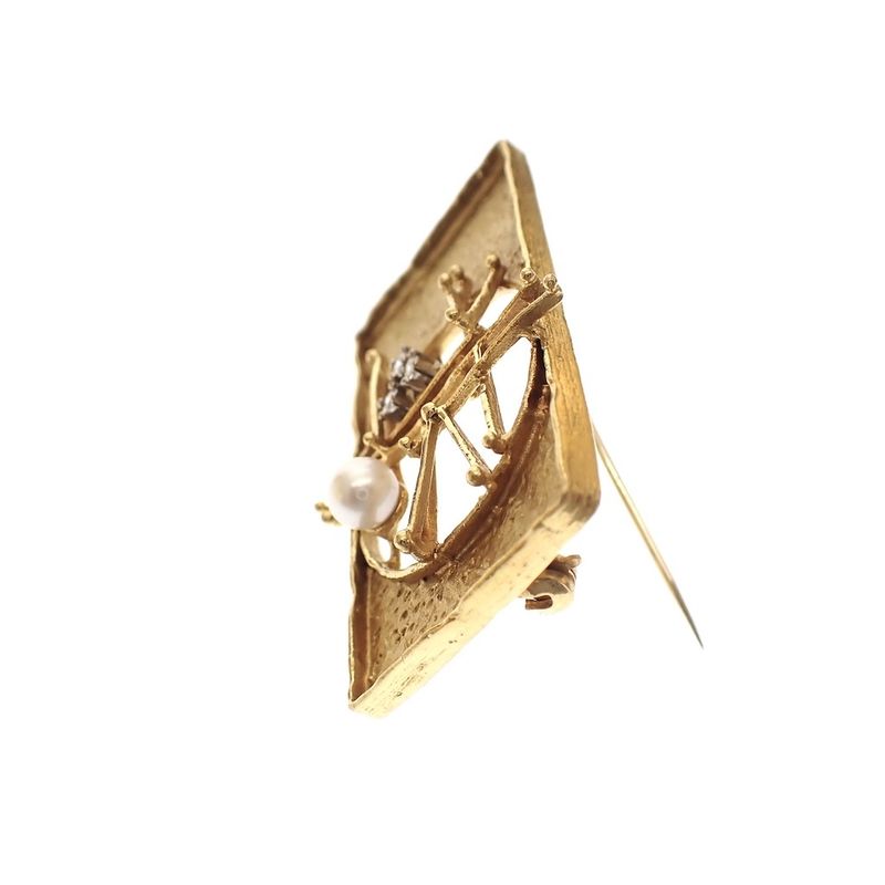 Image 6 of Gold design brooch with diamond; 0.15 ct.