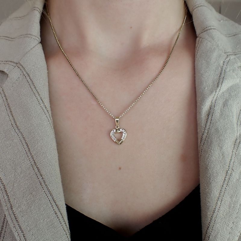 Image 4 of Gold pendant of a heart with zirconia