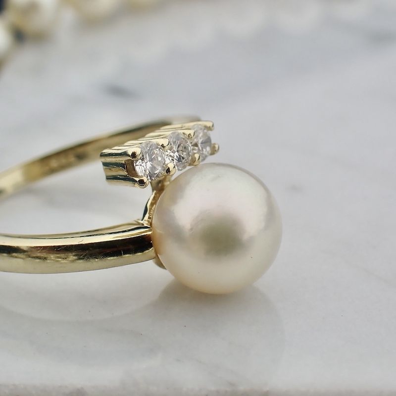 Image 3 of Gold ring with pearl and diamonds | 0.21 ct.