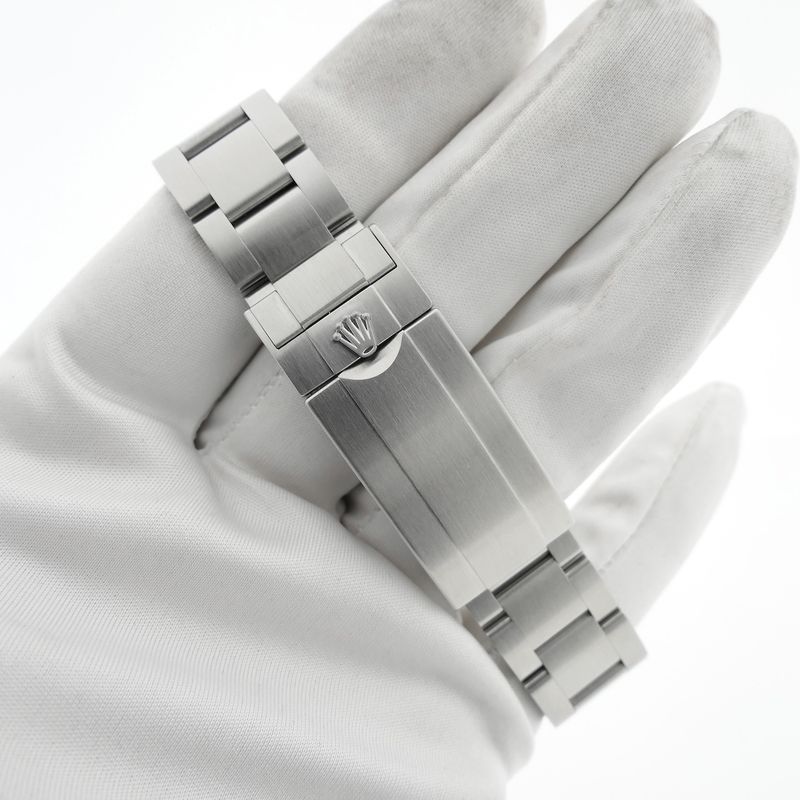 Image 9 of Rolex Submariner 'No-Date' 124060; Automatic men's diving watch