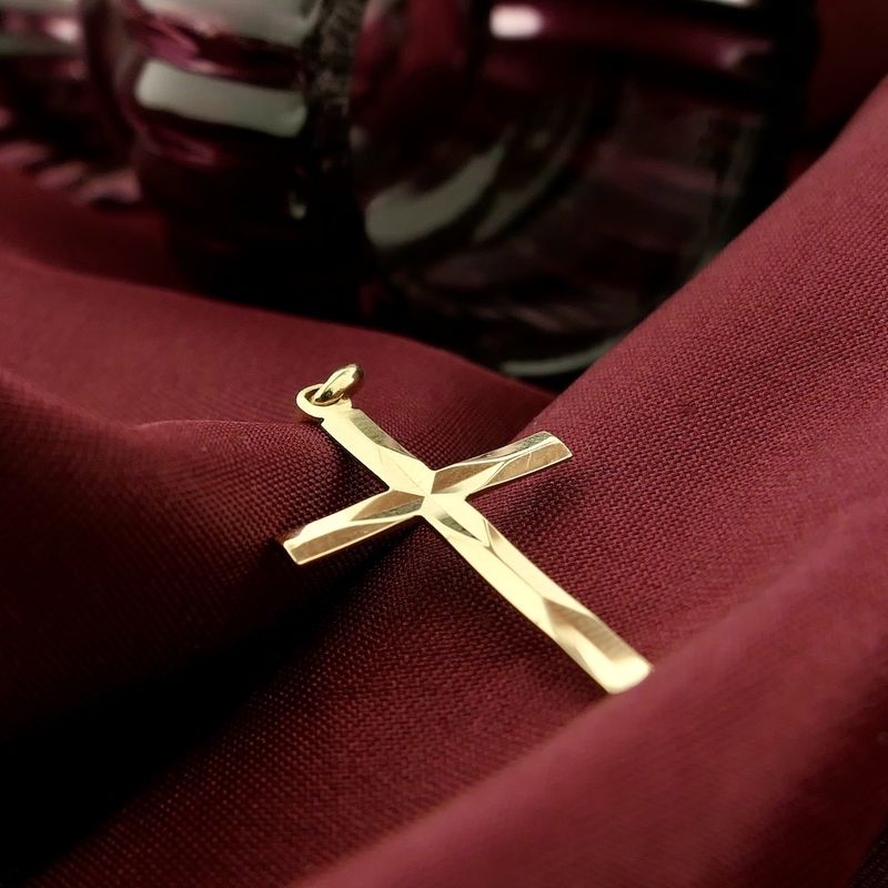 Image 7 of Gold pendant of a cross