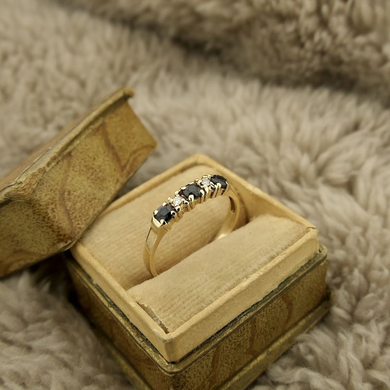 Image 2 of Gold ring with diamond and sapphire | 0.05 ct.