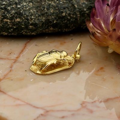 Image 2 of Gold pendant of an Egyptian scarab