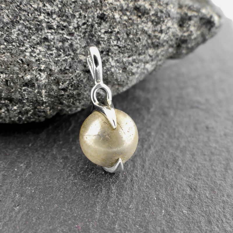 Image 2 of Silver pendant with beige moonstone