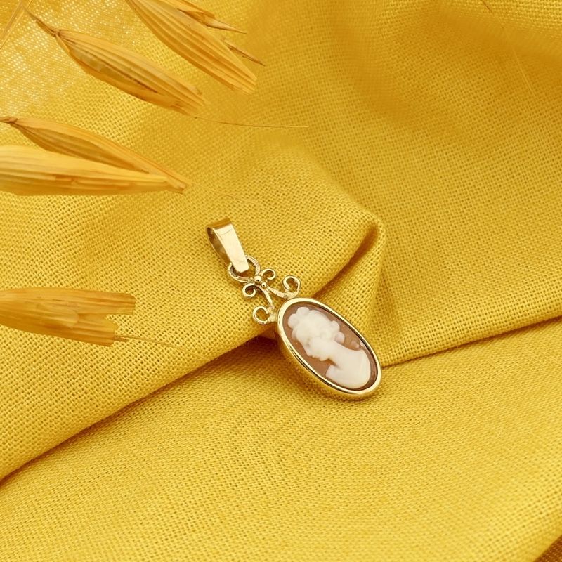 Image 2 of Gold pendant with cameo | Vintage