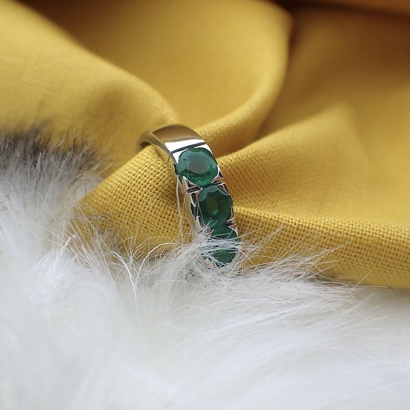 Image 2 of White gold ring with emerald