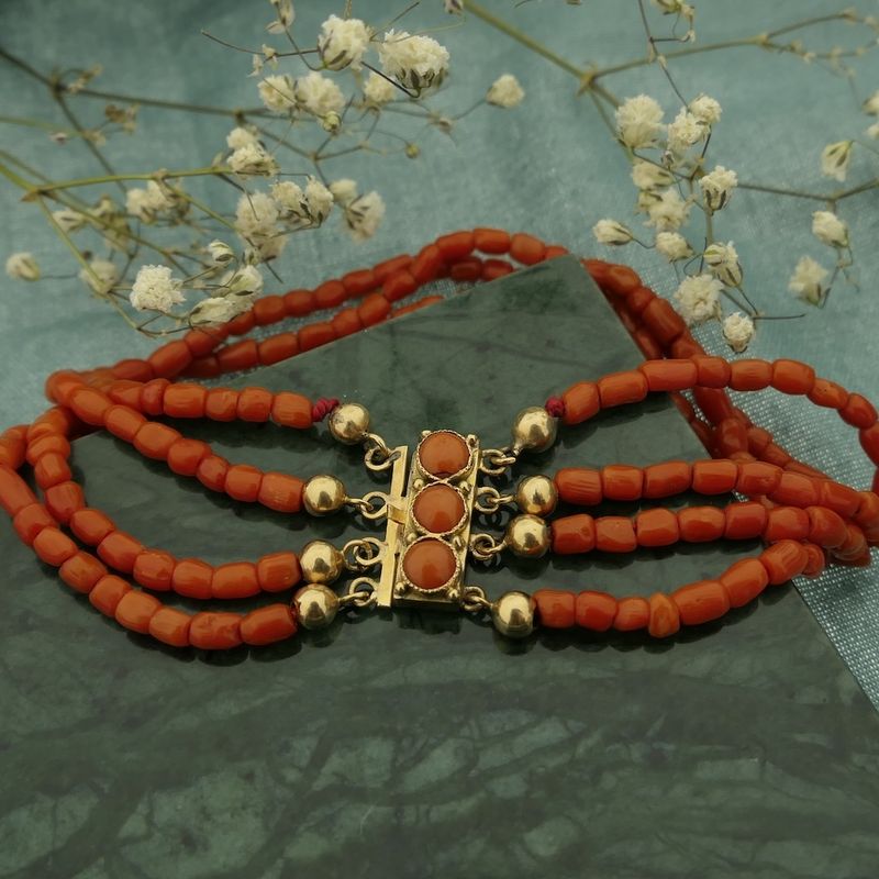 Image 2 of Blood coral bead bracelet with gold clasp; Antique | 20 cm