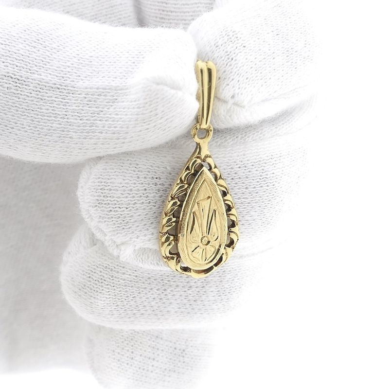 Image 9 of Gold pendant with elegant engraving
