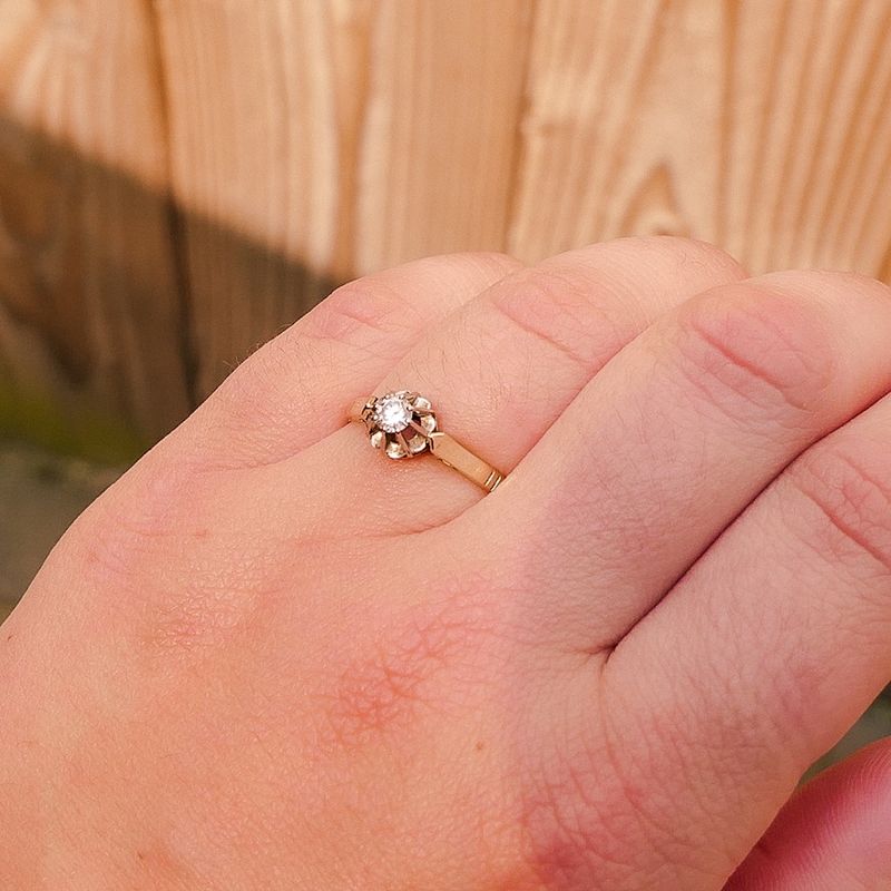 Image 4 of Gold ring with diamond; 0.20 ct.