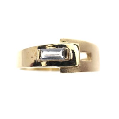 Image 2 of Gold ring with baguette-cut zirconia