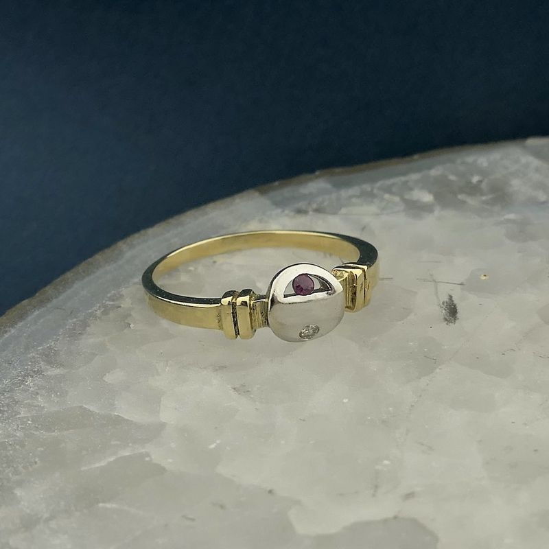 Image 7 of Two-tone gold ring with ruby ​​and diamond; 0.02 ct.